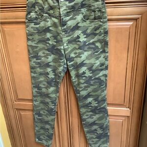 NWOT HIGH RISE SCULPTING SKINNY CAMOUFLAGE JEANS